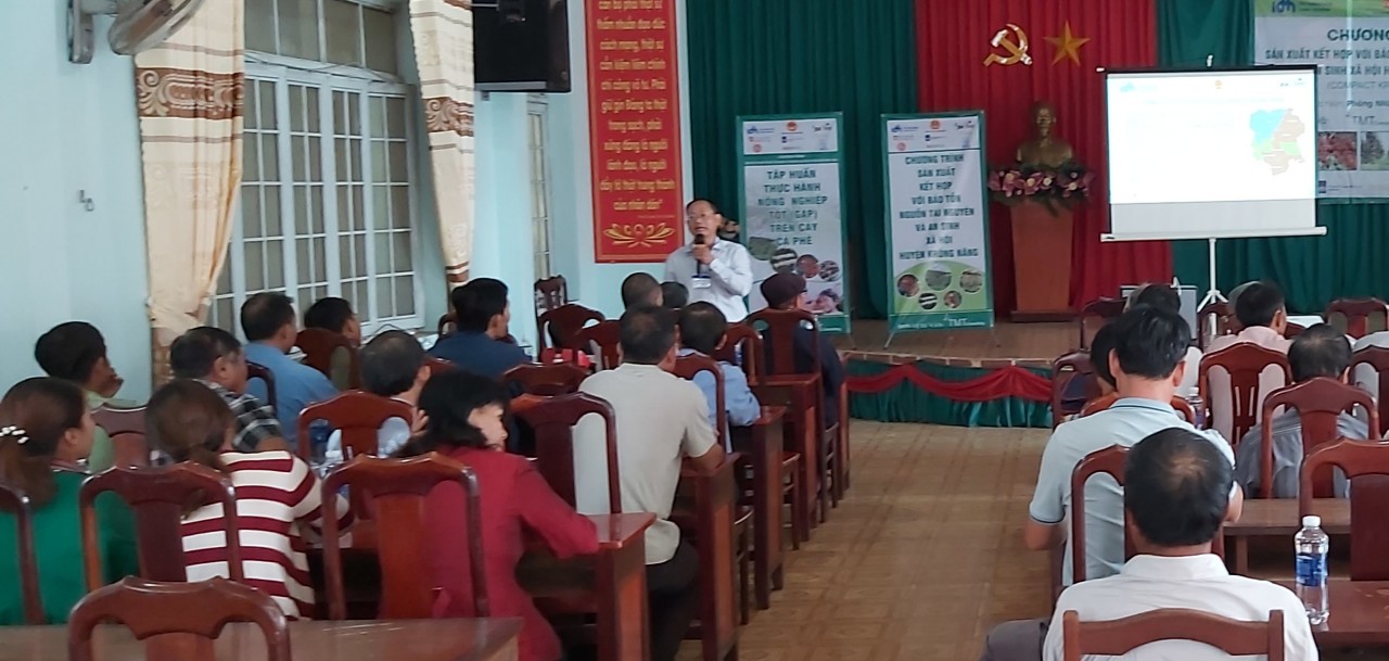Hinh 2. Ông Vũ Đình Khiêm, tổ chức IDH - Điều phối thực địa tỉnh Daklak, chia sẻ và hướng dẫn cho bà
